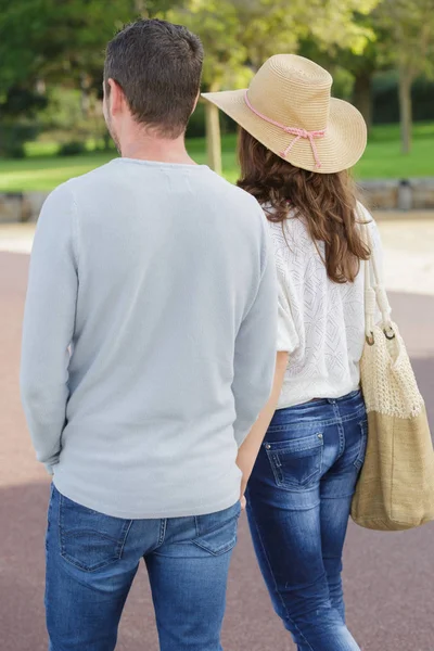 Pareja caminando en el parque —  Fotos de Stock