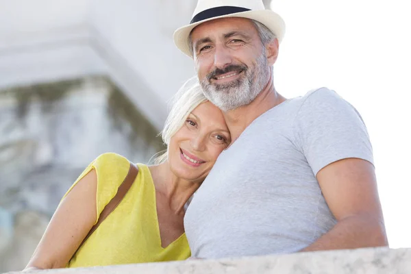 A cheerful couple is outdoors — Stock Photo, Image