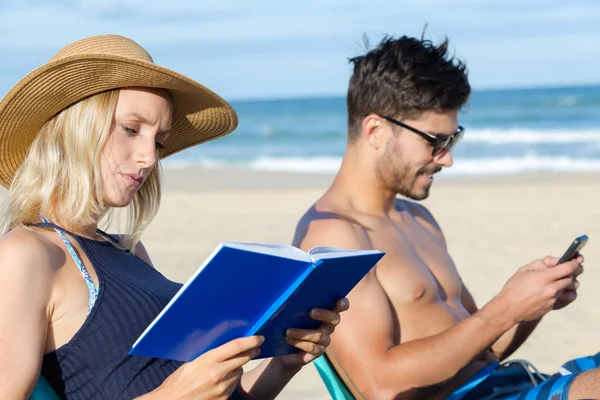 Jóvenes relajándose en la playa — Foto de Stock