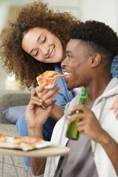 Doce casal comer pizza em casa — Fotografia de Stock