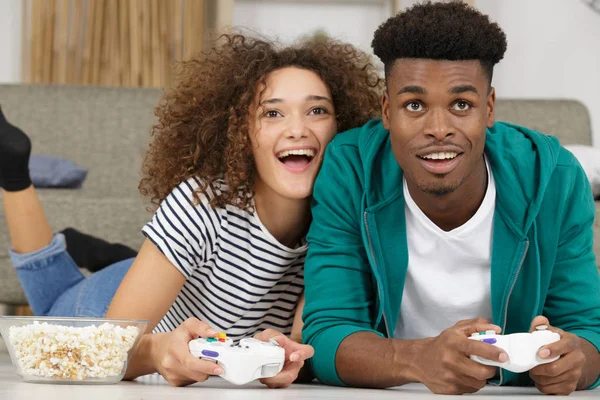Feliz jovem casal animado jogando videogames — Fotografia de Stock