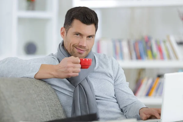 Fundersam man med kaffekopp — Stockfoto