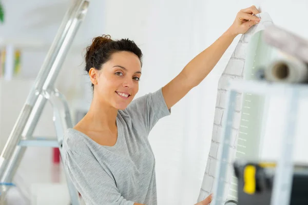 Woman doing diy at home — Stock Photo, Image