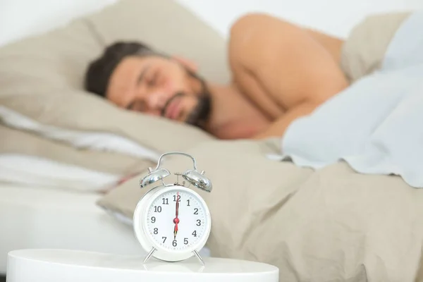 Mann schläft noch mit dem Wecker — Stockfoto