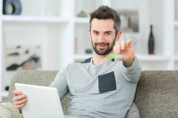 Bello freelance uomo tenendo usb — Foto Stock