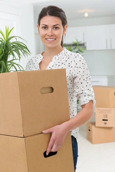 Ritratto di donna che si trasferisce in casa — Foto Stock