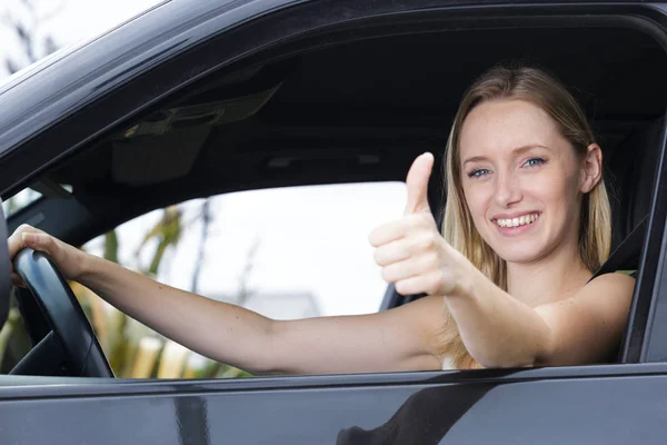 Feliz joven mujer en convertible coche pulgares hacia arriba — Foto de Stock