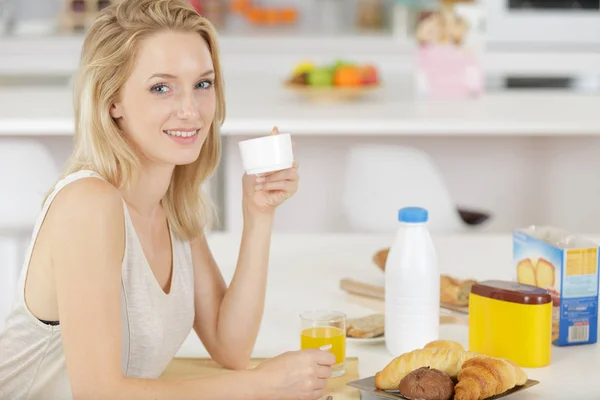 Retrato de la mujer en la mesa de desayuno en casa — Foto de Stock