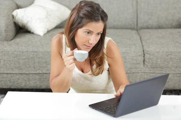 有咖啡和手提电脑的妇女 — 图库照片