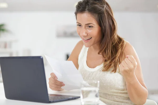 Mujer con las manos levantadas relajarse con el ordenador portátil — Foto de Stock