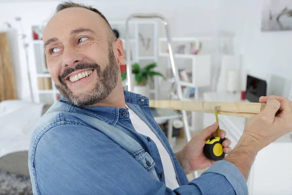 Faz-tudo rindo como ele trabalha com madeira — Fotografia de Stock