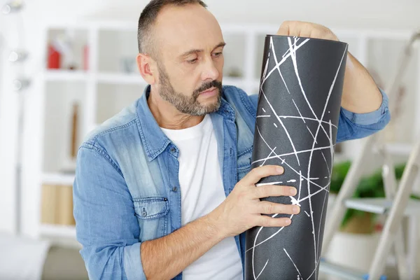 Macho haciendo bricolaje en casa —  Fotos de Stock