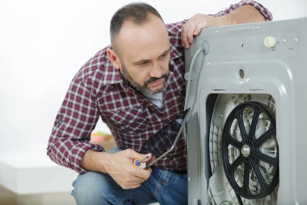 Professionele werker schatten van de kosten voor gebroken wasmachine — Stockfoto