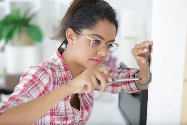 Une jeune femme faisant du bricolage — Photo