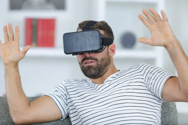 Ο άνθρωπος χρησιμοποιώντας την εικονική πραγματικότητα στην πίσω αυλή — Φωτογραφία Αρχείου