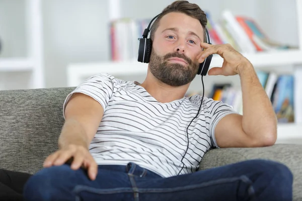 Mann schaut Streaming-Serien im Laptop — Stockfoto