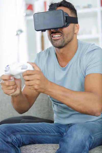 Affärsman med vr headset vidrör virtuell digital touch — Stockfoto