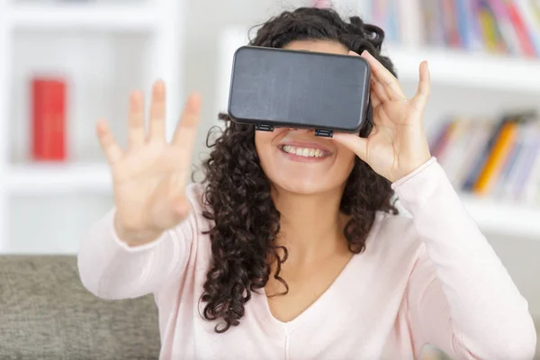 Mulher feliz no fone de ouvido vr — Fotografia de Stock