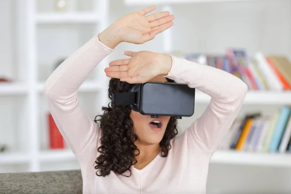 Νεαρή γυναίκα χρησιμοποιεί μια εικονική πραγματικότητα γυαλιά vr μάσκα — Φωτογραφία Αρχείου