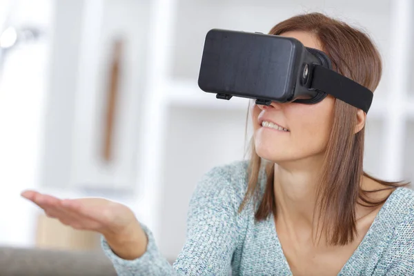 Femme exprimant plaisir tout en portant des lunettes de réalité virtuelle — Photo