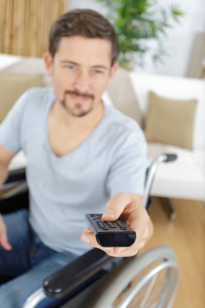 Deficiente homem assistindo tv durante a reabilitação — Fotografia de Stock