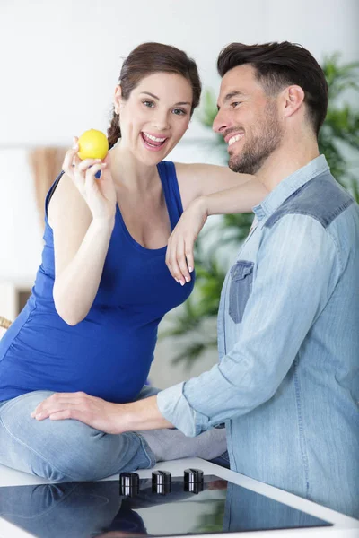 Happy pregnant woman is holding a lemon — Stock Photo, Image
