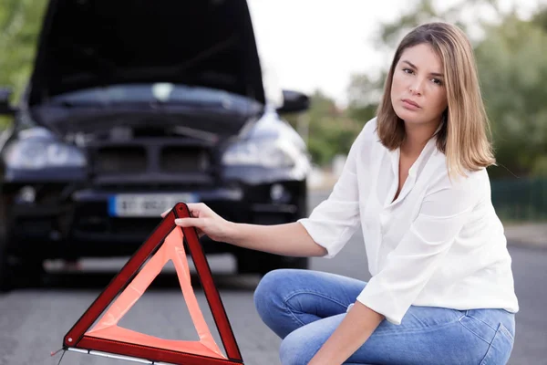 Жінка трикутник тримає машину — стокове фото