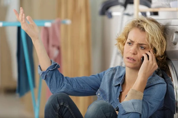 Infelice donna stressata al telefono — Foto Stock