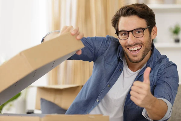 Felice hipster uomo con gli occhiali mostrando pollice in su — Foto Stock