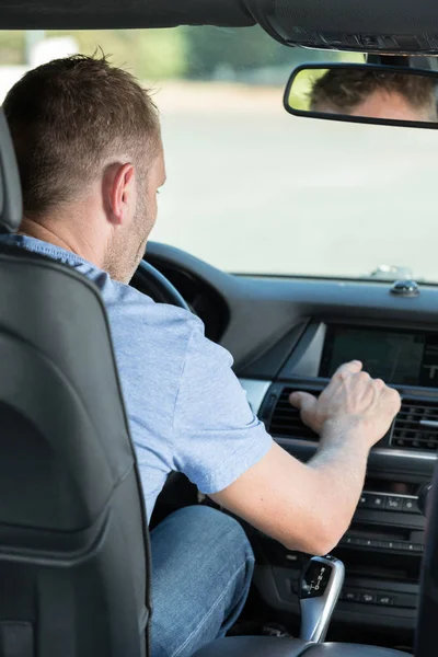 Man finger trycka på nödljus knappen under körning — Stockfoto