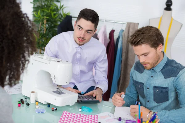 Jongeren doen ambachtelijk project met naaimachine — Stockfoto