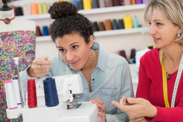 Portrait de femmes pendant le processus de couture — Photo