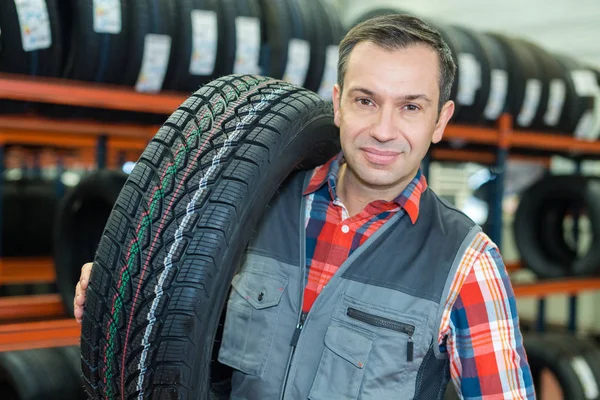 Reparador de neumáticos guapo y hombre — Foto de Stock