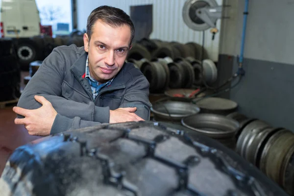 Uomo che lavora in una fabbrica di pneumatici — Foto Stock