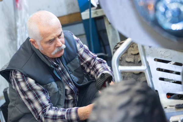 Porträt eines leitenden Mechanikers bei der Arbeit — Stockfoto