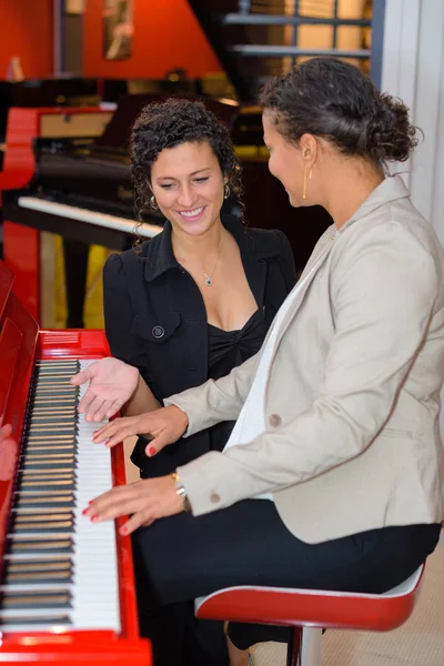 Concepto de una tienda de piano — Foto de Stock