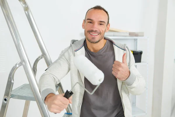 Kopiëren/plakken gebruiken verfroller op witte muur — Stockfoto