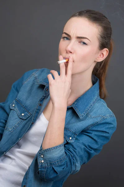 Donna che fuma — Foto Stock