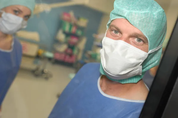 Portrait de deux travailleurs médicaux en salle d'opération — Photo