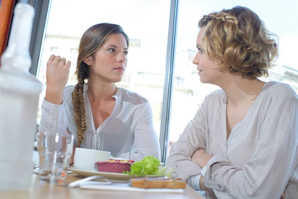 Freundinnen beim gemeinsamen Mittagessen — Stockfoto