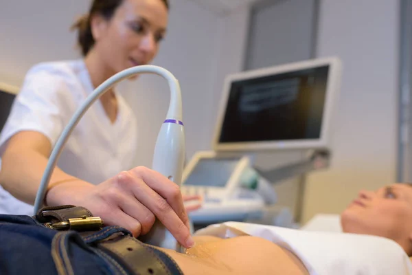 Jovem grávida examinada pelo médico na verificação ultrassonográfica — Fotografia de Stock