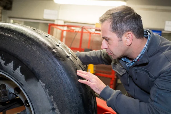 Portrait du pneu tracteur check up — Photo