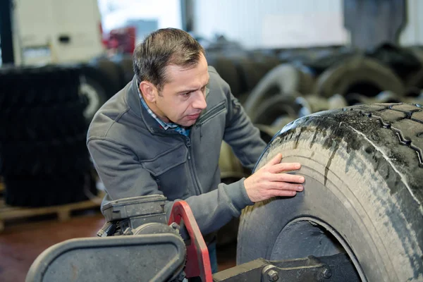 Vulkaniserande arbetare söker punktering — Stockfoto