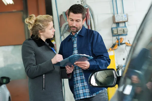 Vrouw bestuurder in gesprek met verzekeringsagent — Stockfoto