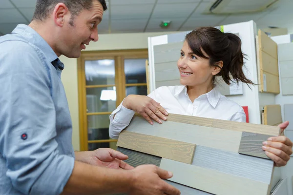 Dos personas y guía de muebles de madera — Foto de Stock