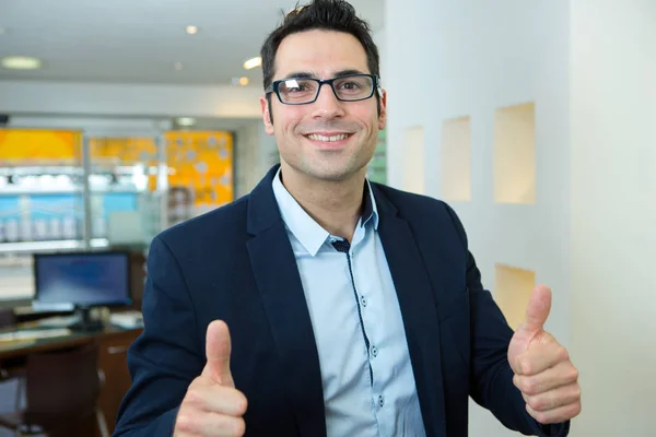 Portrait of a smiling photo editor wearing glasses — Stock Photo, Image