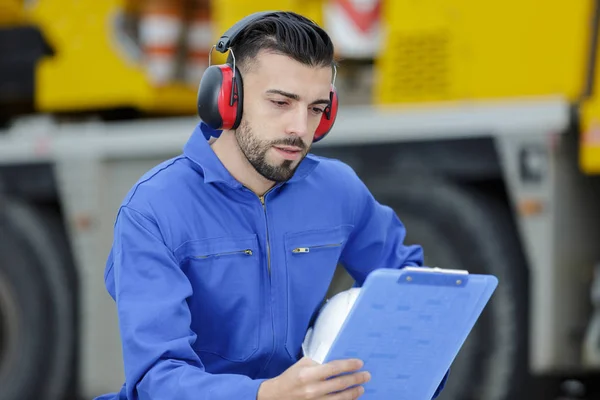 Operador de la grúa estudiando el portapapeles — Foto de Stock