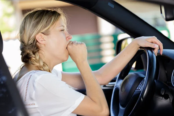 Jovem cansado mulher no assento do motorista — Fotografia de Stock