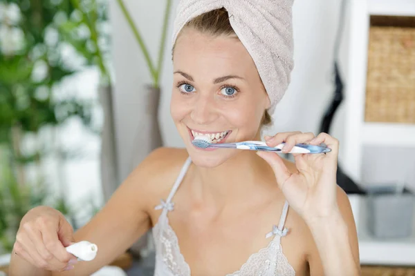 Beauty portrait of a happy beautiful woman brushing her teeth — 스톡 사진