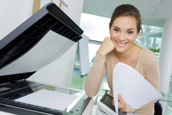 Retrato de mujer usando fotocopiadora —  Fotos de Stock